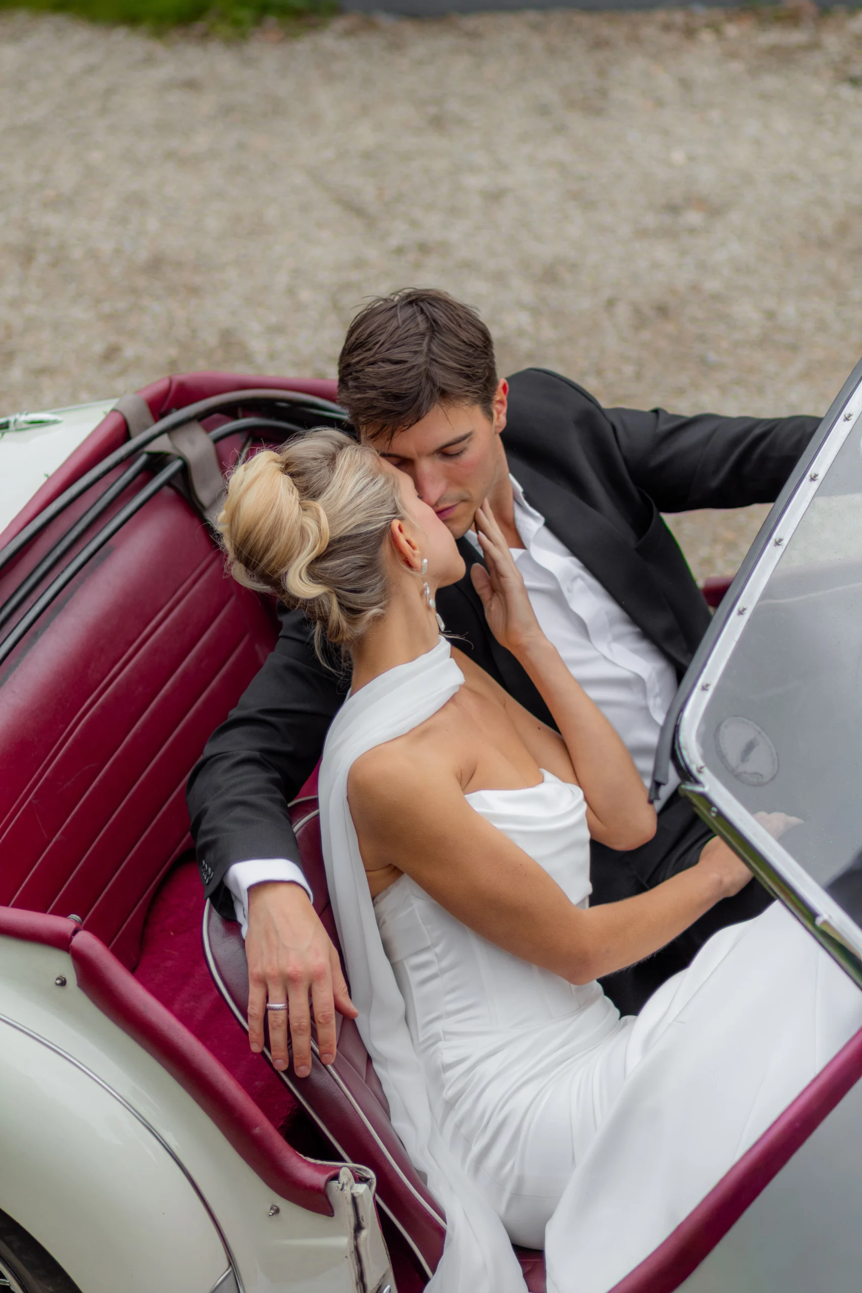 Vintage car couple paris