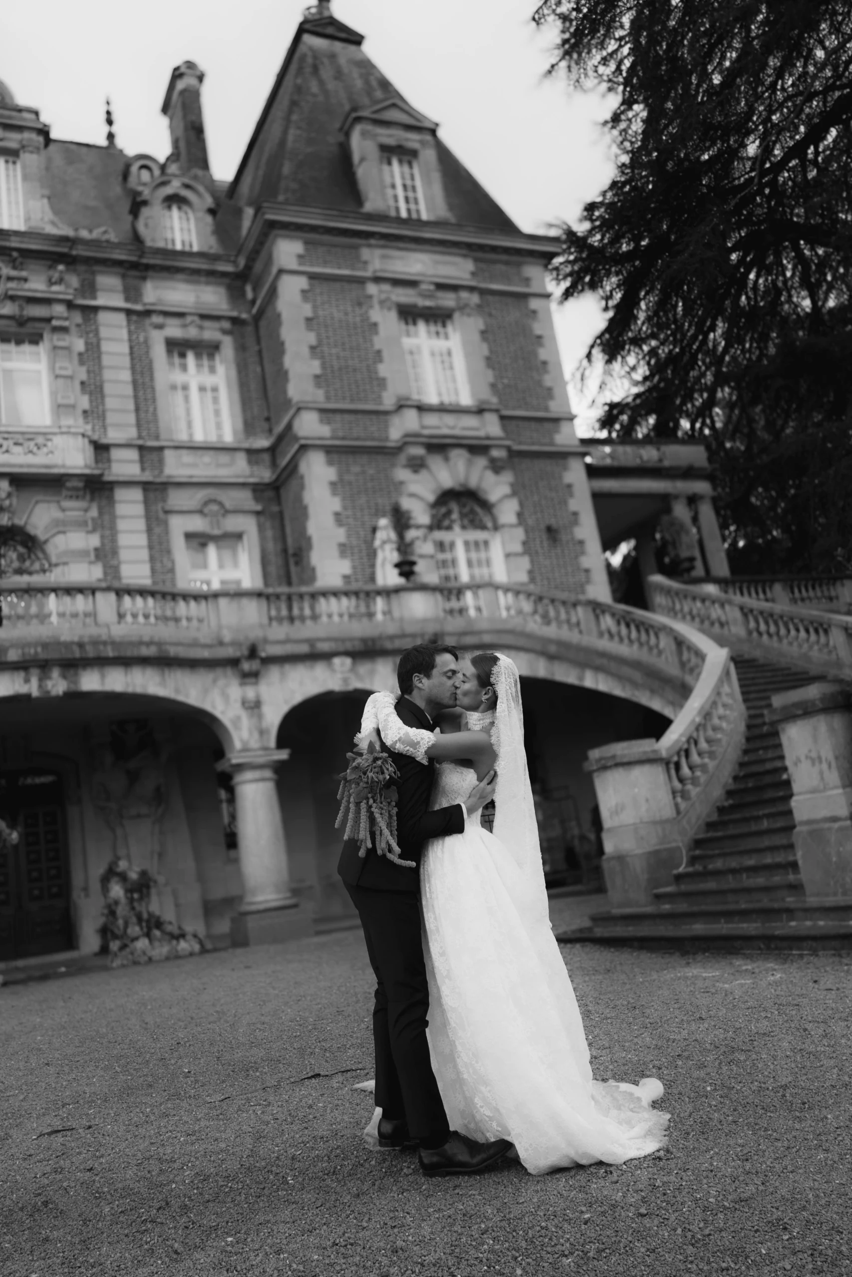 couple kissing in front of Chateau